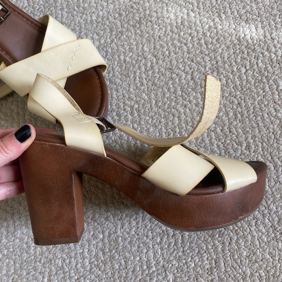 Universal Thread platform sandals - Picture 2 of 4